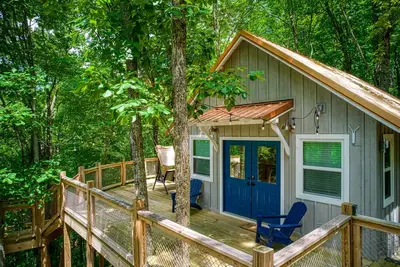 Image de Awesome Treehouse se trouve à côté du parc national Great Smoky Mountain