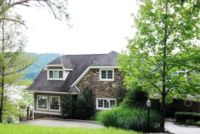 Image de Nouveau! Huge Lakeside Lodge a une vue imprenable et une promenade facile Ă son grand quai!