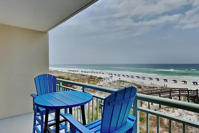 Image de Condo sur la plage avec balcon privé! Centre de remise en forme sur place et piscine en bord de mer