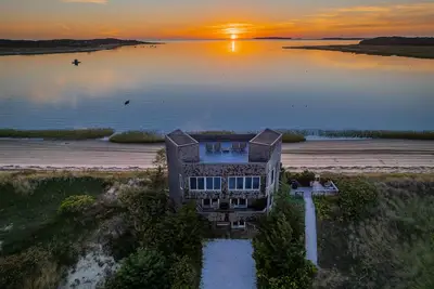Image de Maison de plage isolée nichée sur une dune côtière privée à la pointe de la péninsule!