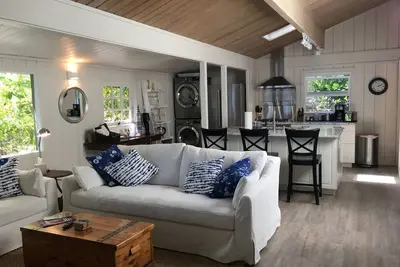 Image de Eagle Harbour View Cottage - Nouveau!