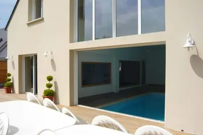 Image de maison piscine intérieure chauffée direct salon