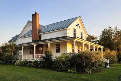 Image de Lake Champlain Lake House avec plage privée et couchers de soleil spectaculaires.