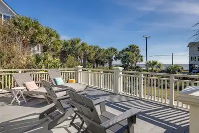 Image de Charleston Coast Vacations \"The Blue Pelican\" ~ Vues sur l'océan et les marais! ~ Animaux acceptés ~ Classic Folly House ~ * Crédit Gratuit pour les nouvelles réservations! *