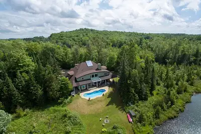 Image de Grace House - une retraite élégante sur un lac privé