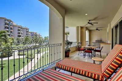 Image de Villa La Estancia - Condo avec piscines, bain à remous et balcon