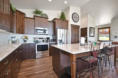 Image de Nouvelle Liste! Maison neuve avec terrasse et vue sur le lac - à proximité du lac Bear