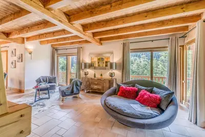Image de Chalet, sauna, terrasse, balcon, cheminée ou poêle à bois, parking, télévision, 280m²