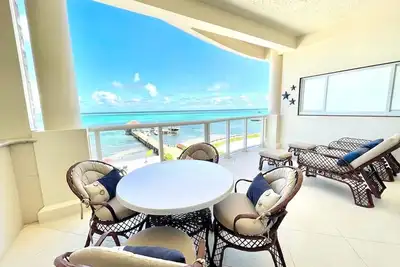 Image de Réveillez-vous au bord de la mer! ! ! 1br / 1. 5ba Newest Condo au 3ème étage à Grand Caribe