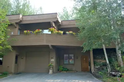 Image de Maison PERSONNALISÉE Sur Le Chemin De VÉLO / Marche Vers Gondola Et La Ville
