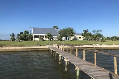 Image de Nouvelle Liste! Détendez-vous dans cette maison au bord de l'eau avec ponton privé sur un terrain immense!