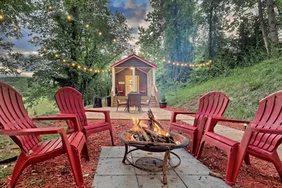 Image de Petit toit rouge, une toute nouvelle maison minuscule!