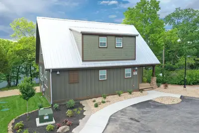 Image de Cabine nouvellement construite, joliment meublée, idéale pour les familles et les groupes.