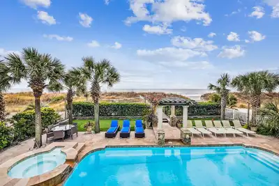 Image de Aero Club: Luxury, Oceanfront Home with a Beautiful Pool Area