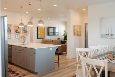 Image de Sundance - Élégant et spacieux condo de 2 chambres à coucher donnant sur la piscine.