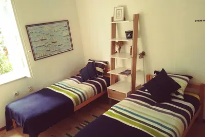 Chambre Dona / 2 lits simples 90 × 200 / Tv satellite, climatisation, vue sur le jardin privé