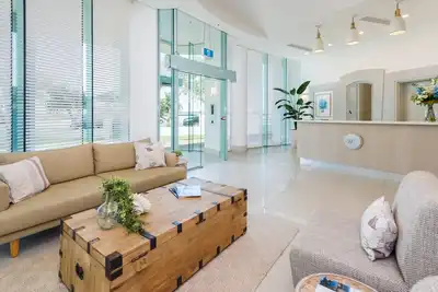 Image de Cet appartement sous-penthouse avec 3 chambres et vue sur la mer a