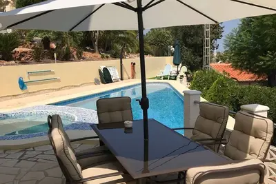 Image de Appartement ensoleillé avec piscine d'eau salée, bain à remous, vue sur la montagne