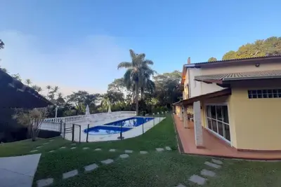 Image de Maison de campagne avec piscine, cuisine américaine, foyer, condo fermé