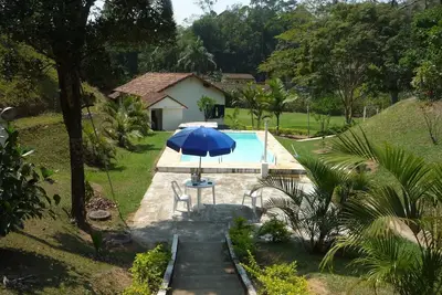 Image de 8 chambres, maison principale et maison d'amis, 5 salles de bain, piscine, salle de jeux, barbecue