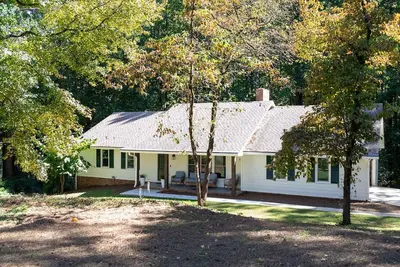 Image de Joli Bungalow - Court Marche À Dt Alpharetta 3br \/ 2br