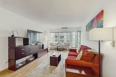 Parfait condo avec bain à remous et piscine partagés, score de marche de 99!