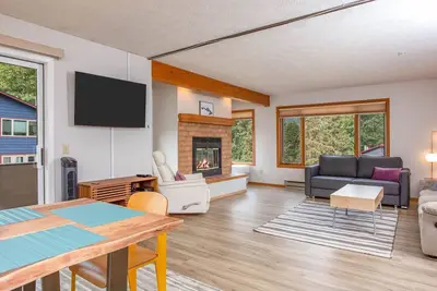 Image de Condo Girdwood avec foyer au bois et balcon avec vue sur la montagne - marchez jusqu'aux ascenseurs!