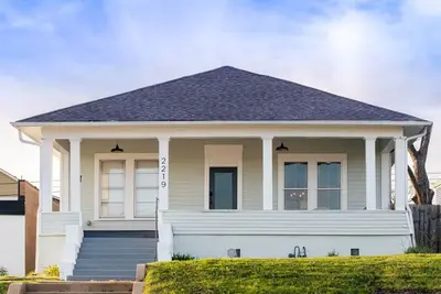 Image de Explorez le quartier résidentiel de Waco depuis le bungalow des années 1930 rénové avec amour