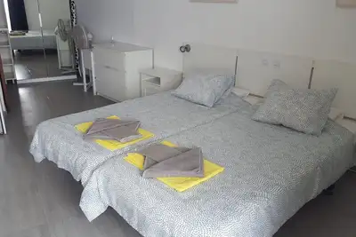 Image de Studio, vue sur la mer exposée au sud, son propre patio, 2 piscines chauffées, vue sur le port