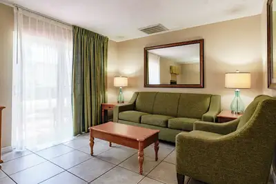 Image de 4 merveilleuses maisons de ville 2br pour 24! Piscine, toboggans aquatiques, parking, tennis, barbecue