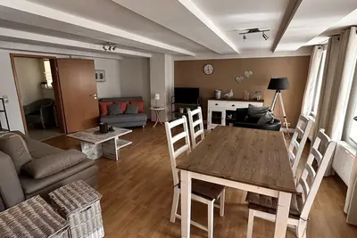 Image de Maison de vacances confortable avec Wi-Fi gratuit et cuisine entièrement équipée