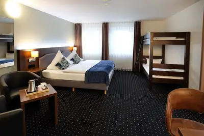 Image de Dreibettzimmer mit Dusche und Wc