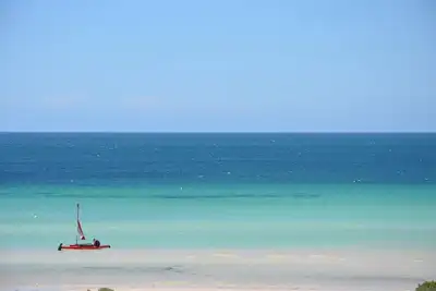 Image de Absolute Beachfront + Dinghy! + Pas De Route Entre Maison Et La Plage! !