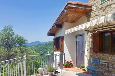 Image de Maison d'artiste traditionnelle ligure dans une belle vallée et un hameau