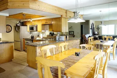 Image de Décor occidental lumineux, deux chambres à coucher avec cuisine moderne.