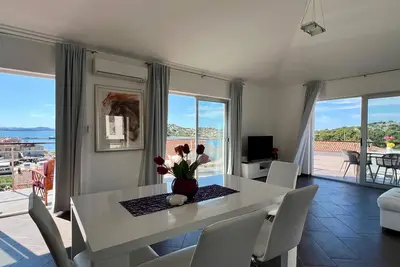 Image de Vue imprenable au centre à côté de la plage et du port de plaisance Acy