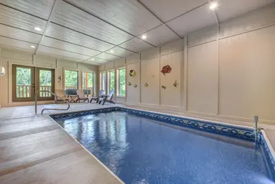 Image de Piscine dans la cabine, Salle de théâtre, Jeux d'arcade, Bain à remous, Vue sur la montagne, Pigeon Forge, Neuf