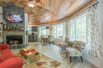 Image de Nouveau bungalow privé distinctif, foyer unique, forêt boisée, près de Ung
