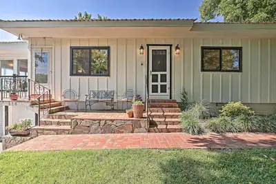 Image de Nouveau! Summerville Charming Home w / Yard & Sunroom!