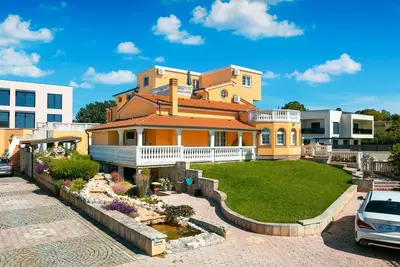 Image de appartement de 2 chambres à coucher avec piscine commune