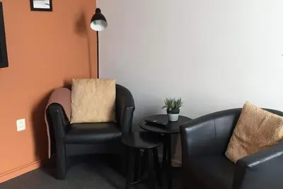 Image de Salon confortable pour 2 personnes. avec cuisine séparée.