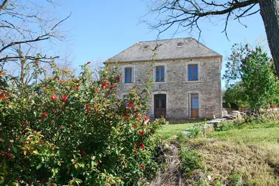 Image de Maison grande capacité avec piscine intérieure et grands espaces extérieurs