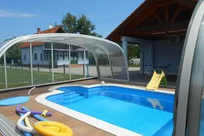 Image de Maison de vacances Balatonmáriafürdõ pour 1 - 6 personnes avec 3 chambres à coucher - Maison de vaca