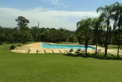Image de Belle Site de la saison et des événements avec piscine, barbecue et terrain de football