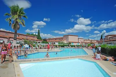 Image de Maison de Vacances à Mi-étage à 250m de la Plage avec Accès Piscine!