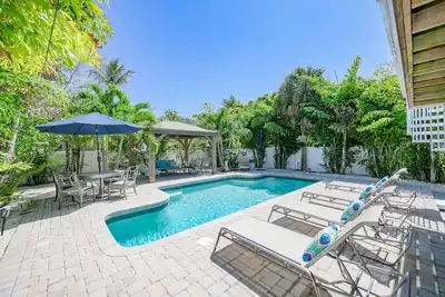 Image de Superbe maison de luxe! Immense piscine privée ensoleillée, bloc à Pine 8 min à pied de la plage