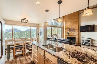 Image de Nouvelle Liste! Spacieux Condo w / vues panoramiques, bains à remous partagés