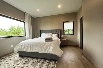 Image de Vues panoramiques sur la rivière, jacuzzi, sauna- Accueil moderne au bord de l'eau, 1 h à 23 h.