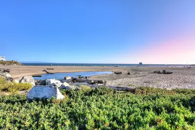 Image de Twin Lakes Beachfront w \/ Amazing Sunset & Light house Views! !