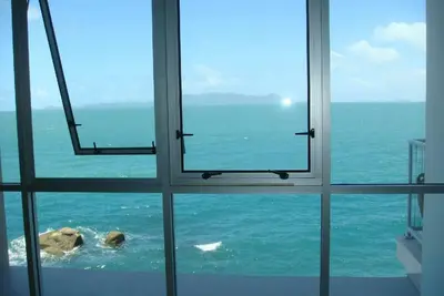 Image de Meilleur Ă Bright Point 4 chambres (jusqu'Ă 8 personnes) Absolute Waterfront Apartment